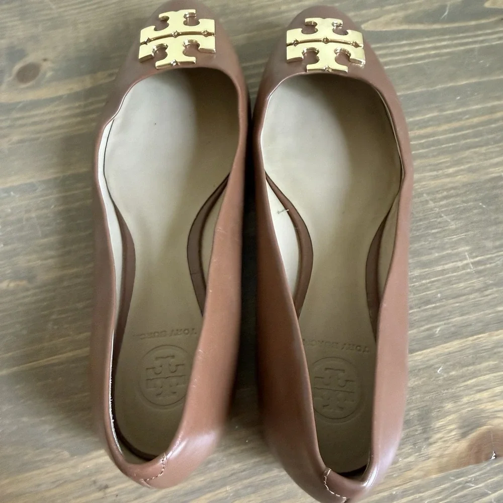 Tory Burch Women's 5.5 Camel Tan‎ Brown Leather Gold Accent Raleigh Flats